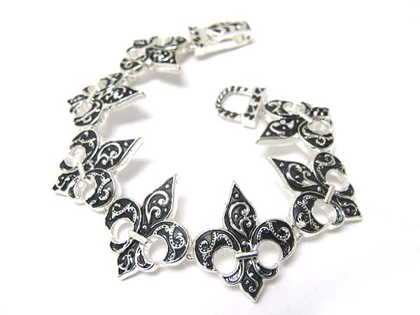 Metal fleur de lis link magnetic clasp bracelet