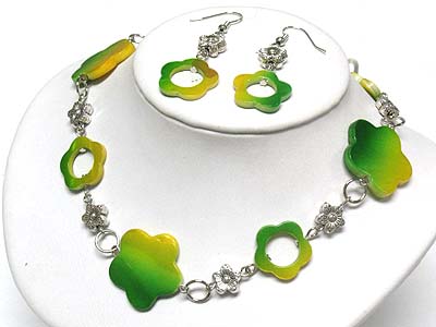 Dyed shell flower link necklace and earring set