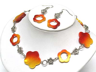 Dyed shell flower link necklace and earring set