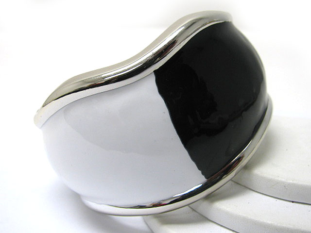 Black and white enameled metal hinge bangle