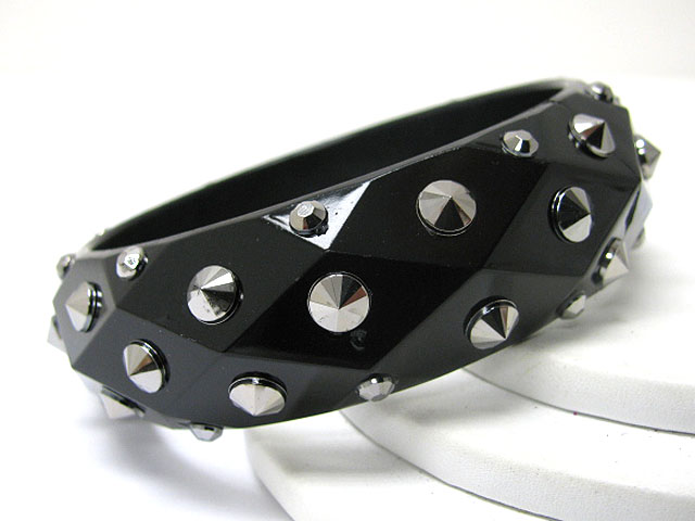 Metal stud facet acryl bangle