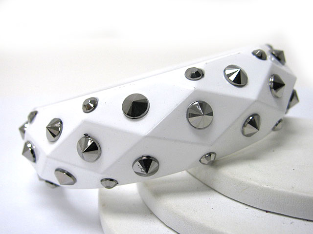 Metal stud facet acryl bangle