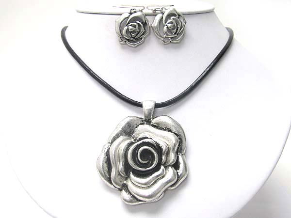 Antique look metal flower pendant necklace earring set