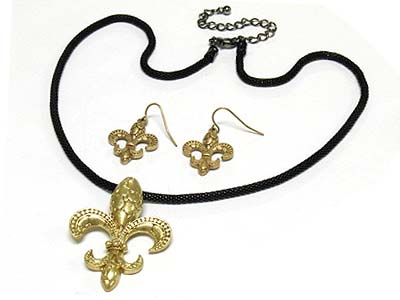 Fleur de lis casting pendant mesh chain necklace and earring set