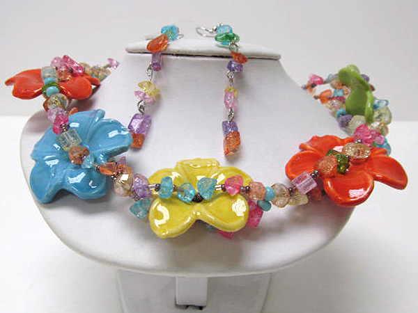 Multi chip stone and crystal glass with five ceramic flower necklace earring set