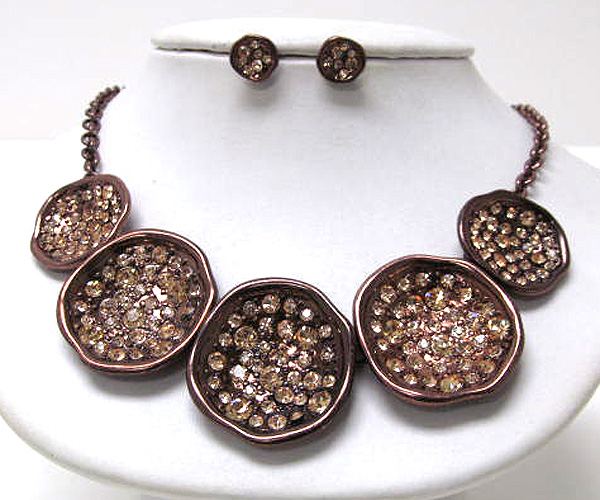 Multi crystal round hammerd texture shape chain necklace earring set