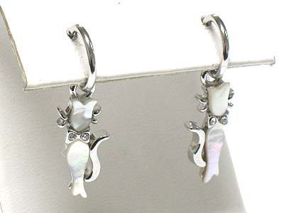 Made in korea whitegold plating crystal and mop deco cat earring 