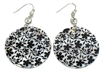 Flower pattern painted round shell material disk earring 