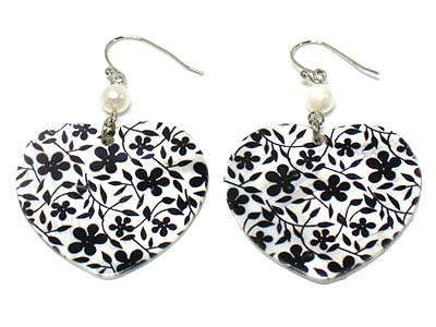 Flower pattern painted heart shell material disk earring 