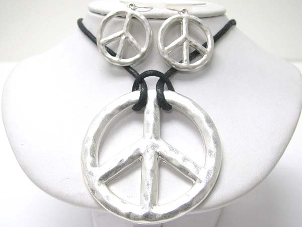 Burnish metal peace mark pendant necklace set