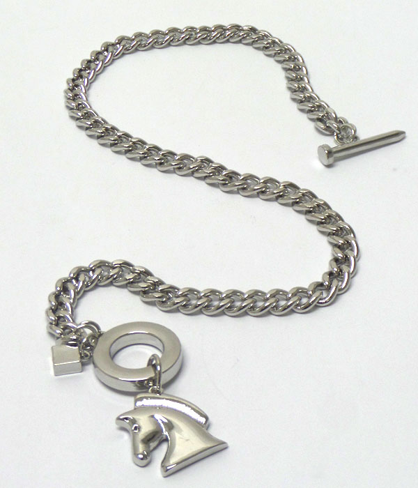 Horse charm and thick chain toggle necklace