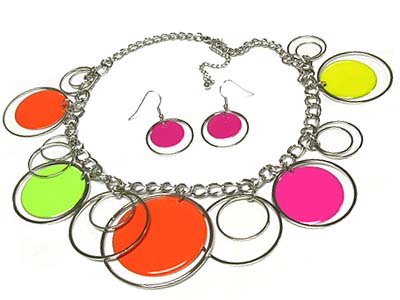 Multi round disk pendant large chain metal necklace and earring set