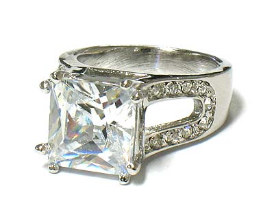 Cubic zirconia and side crystal fashion ring