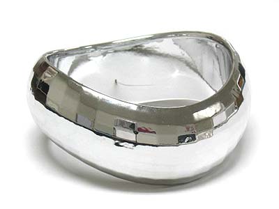 Metallic look acryl twist bangle