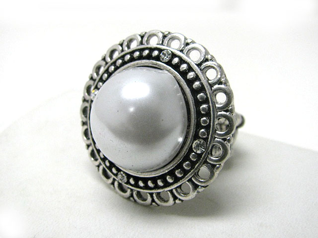 Large round pearl stretch ring