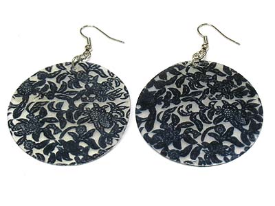 Flower pattern round disk earring 