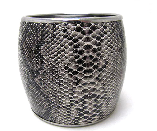 Snake skin pattern metal bangle