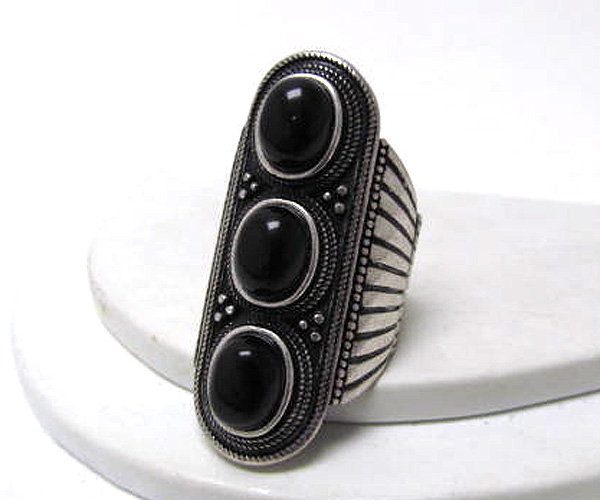 Triple stone and metal stretch ring