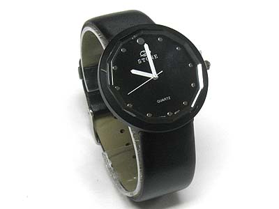 Enameled round metal face leather band watch