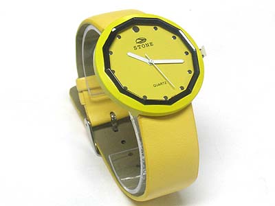 Enameled round metal face leather band watch