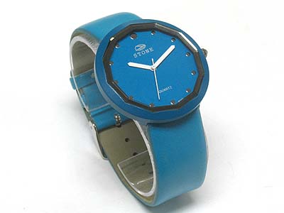 Enameled round metal face leather band watch