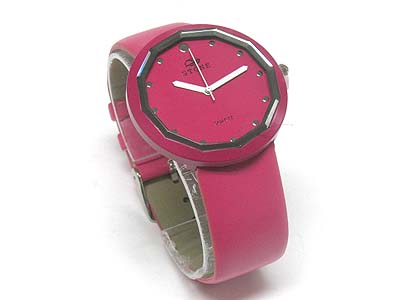 Enameled round metal face leather band watch