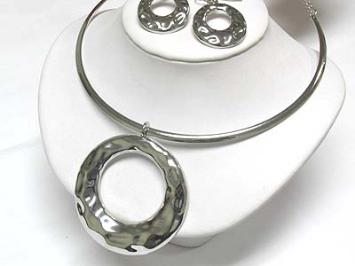 Round metal pendant chocker and earring set