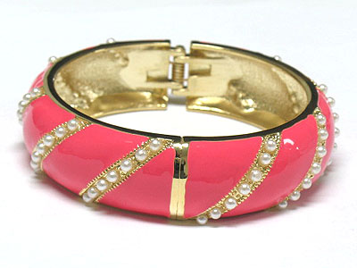 Pearl beads deco enamel metal hinge bangle