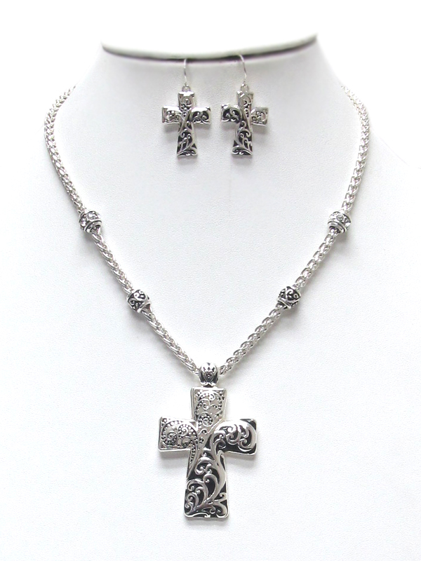 Textured cross pendant necklace set