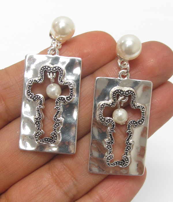 Metal textured cross pearl earrings 