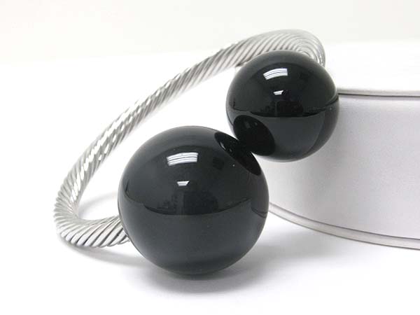 Large acryl ball edge metal cable bangle