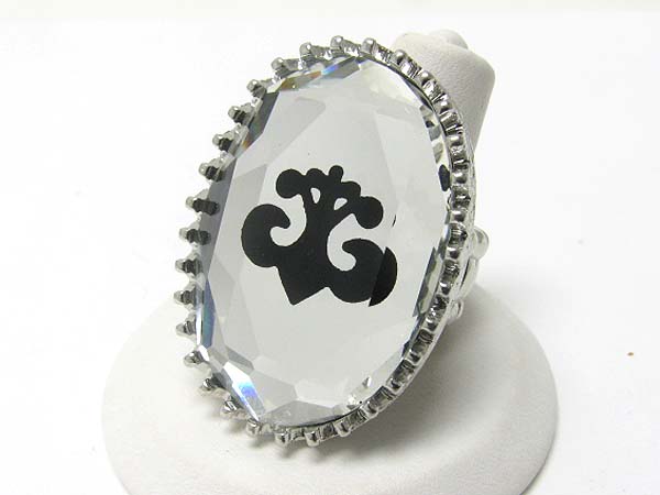 Fleur de lis engrave large oval stretch ring