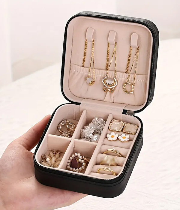 Portable jewelry storage bag