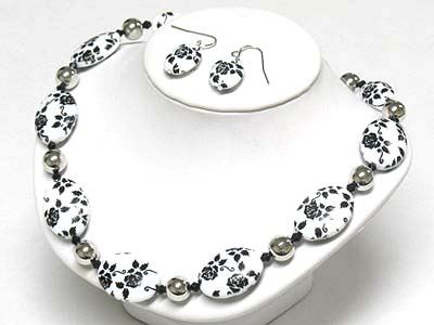 Black and white tone flower deco beads necklace and earring set