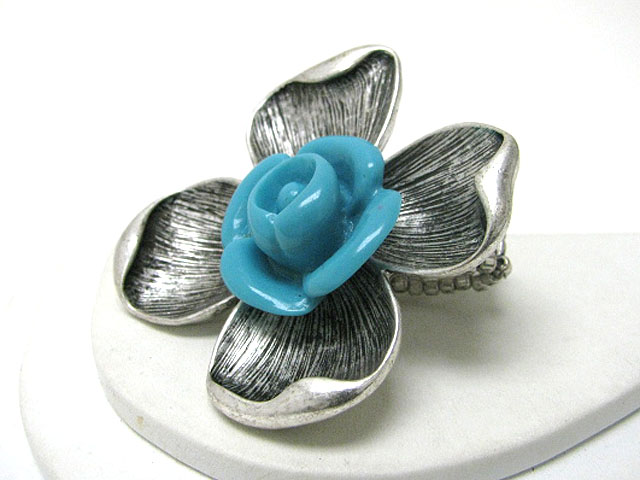 Acryl and sculpure metal flower stretch ring