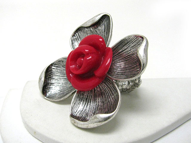 Acryl and sculpure metal flower stretch ring