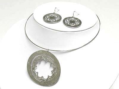 Metal filigree round pendant chocket and earring set