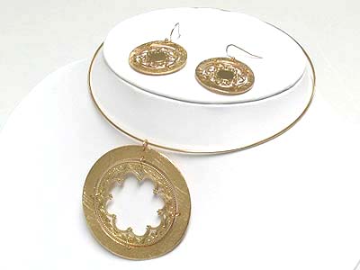 Metal filigree round pendant chocket and earring set