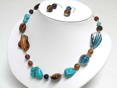 Natural stone and glass beads necklace and earring set