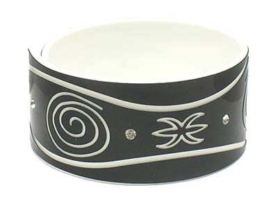 Simple pattern and crystal paved plastic bangle 