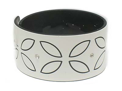 Simple pattern and crystal paved plastic bangle