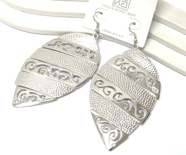 Multi pebble and cut out curve on fashion patern metal leaf drop earring