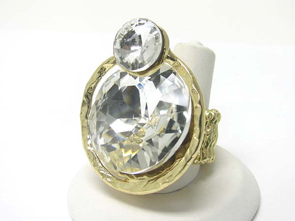 Large crystal and round metal deco stretch ring