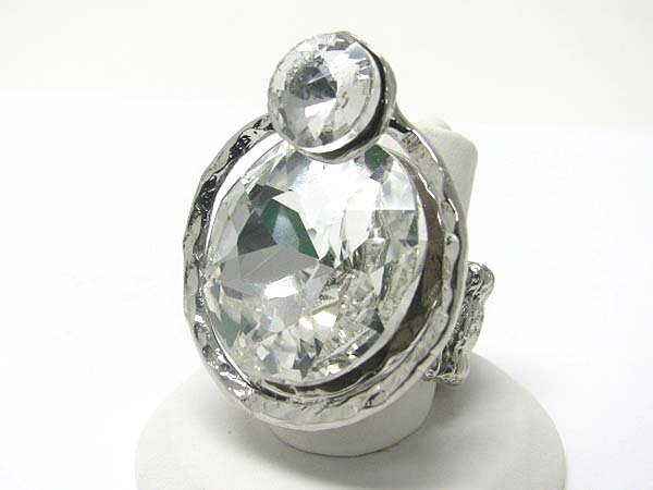 Large crystal and round metal deco stretch ring