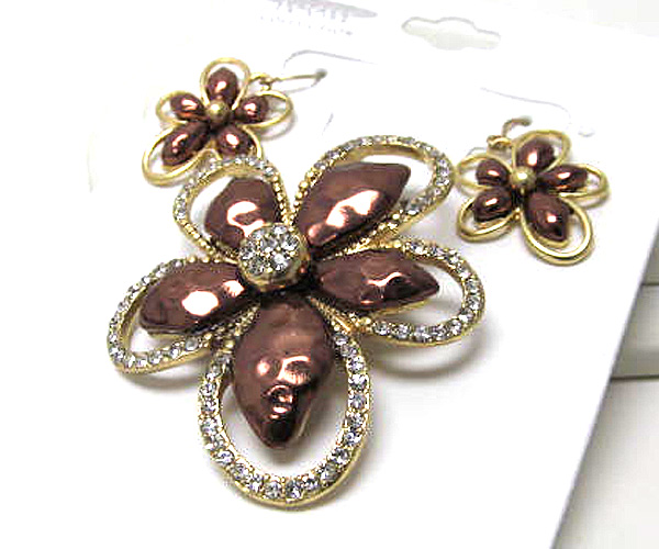 Multi crystal and fashion hammerd metal flower pendent earring set