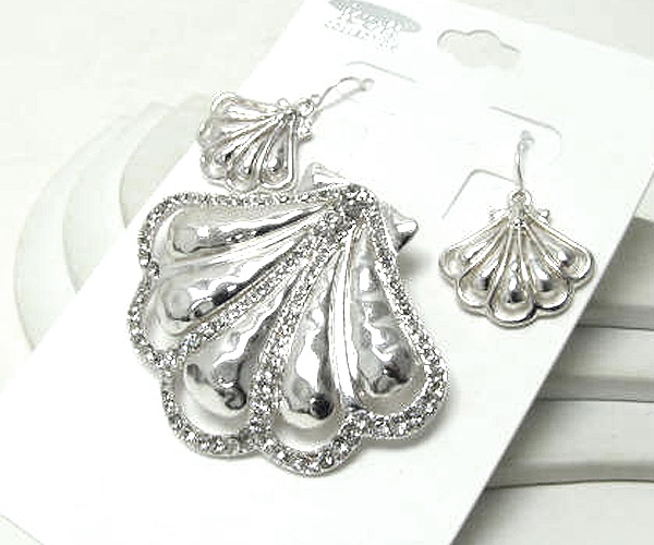 Multi crystal and fashion hammerd metal clam shell pendent earring set