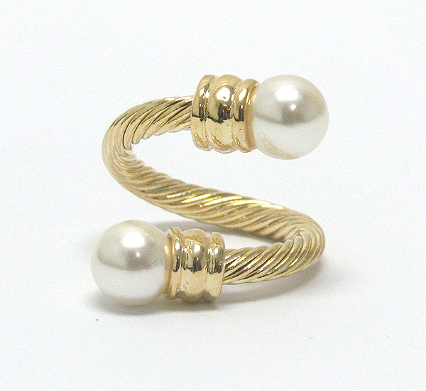 Pearl and flexible metal rope ring