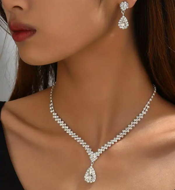 Elegant teardrop crystal necklace and matching earrings set party set