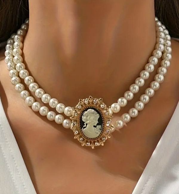 Elegant double-strand pearl necklace with cameo pendant party set