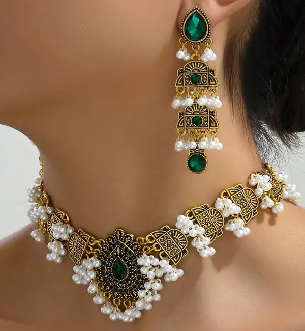 Elegant green gemstone pearl choker with statement earrings party set